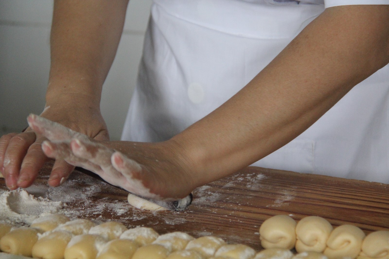 刘朝霞师傅擀制水油皮(2013年9月5日摄于广州第十甫路莲香楼厂房).jpg 刘朝霞师傅擀制水油皮(2013年9月5日摄于广州第十甫路莲香楼厂房).jpg