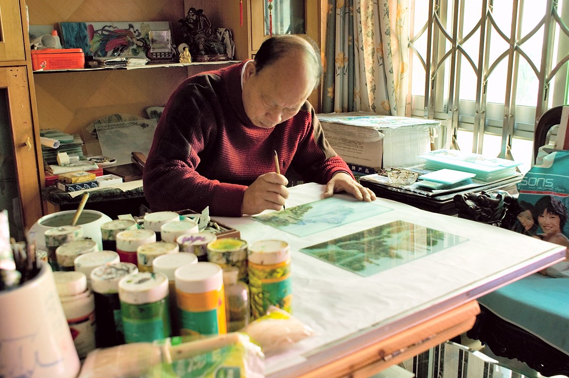 红木宫灯制作技艺传承人罗昭亮.jpg 红木宫灯制作技艺传承人罗昭亮.jpg